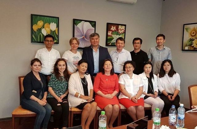 Біздің дәрігерлер ДСМ өкілдерімен кездесуге қатысты